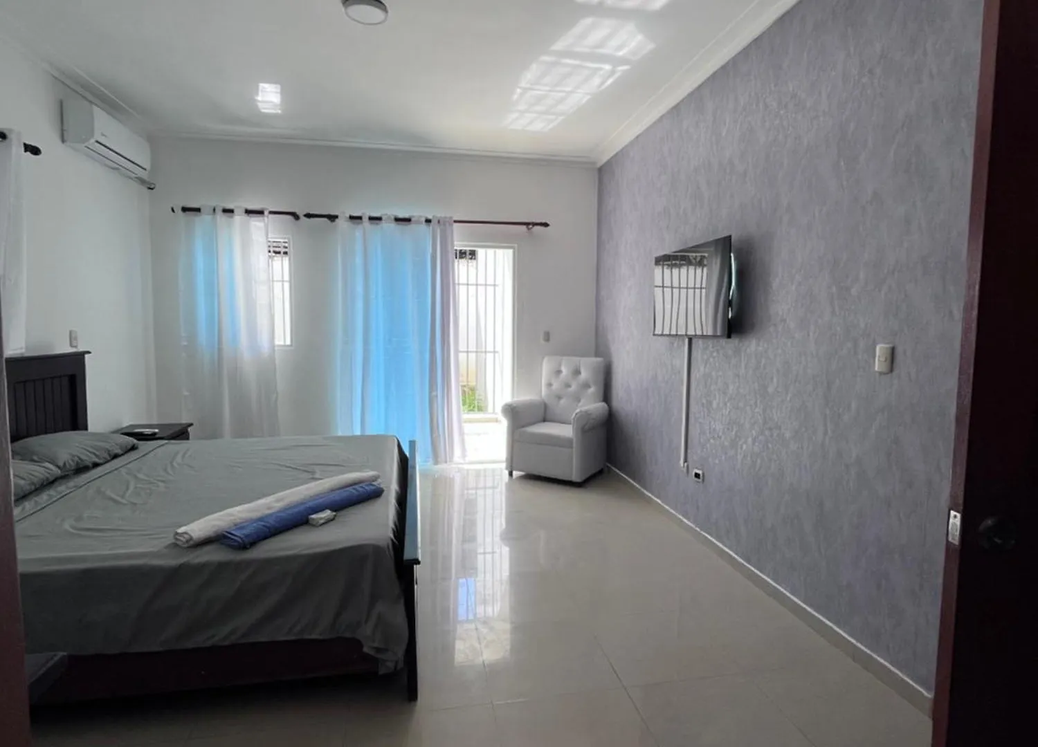 Beachside Private Room & Private Bathroom In Spacious Apartment Пунта-Кана Проживание в семье